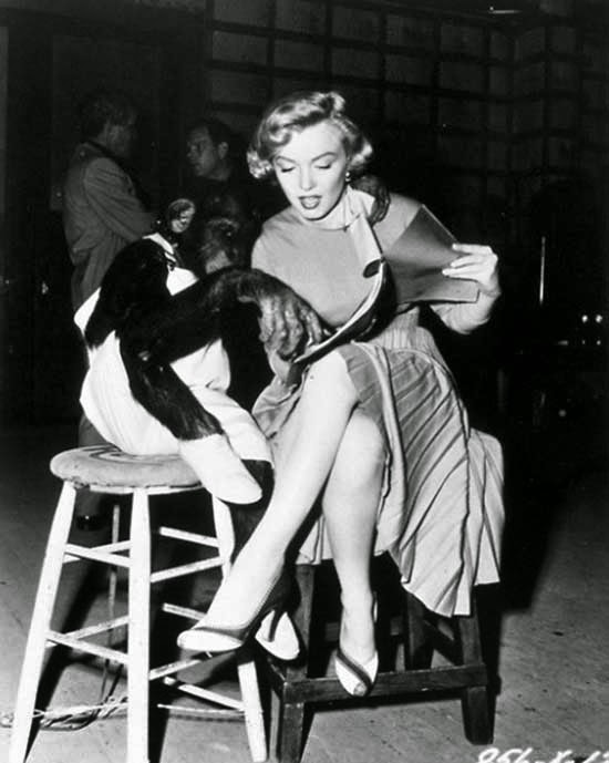 Marilyn Monroe repasando el guión de "Me siento rejuvenecer" (1952)