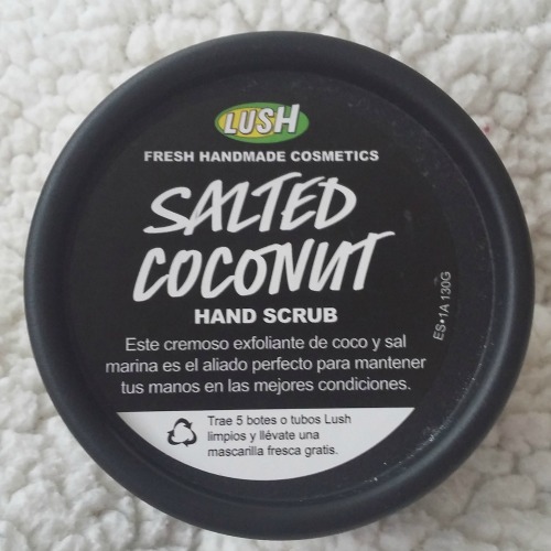 Un viento del este Lush Salted Coconut Hand Scrub exfoliante de manos