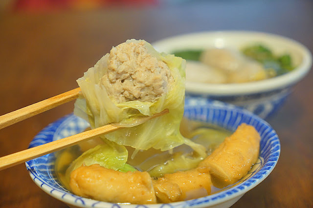 熱血採訪│台中深夜流氓餃子店，貓吃餃子剁椒煎餃微辣微香，下雨天客人等待也甘願