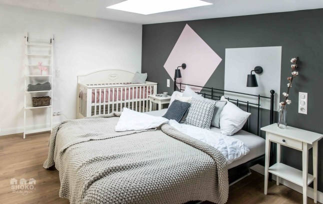 dormitorio-estilo-nordico-escandinavo-pared-negra-cuna-manta-gris-escalera-decorativa