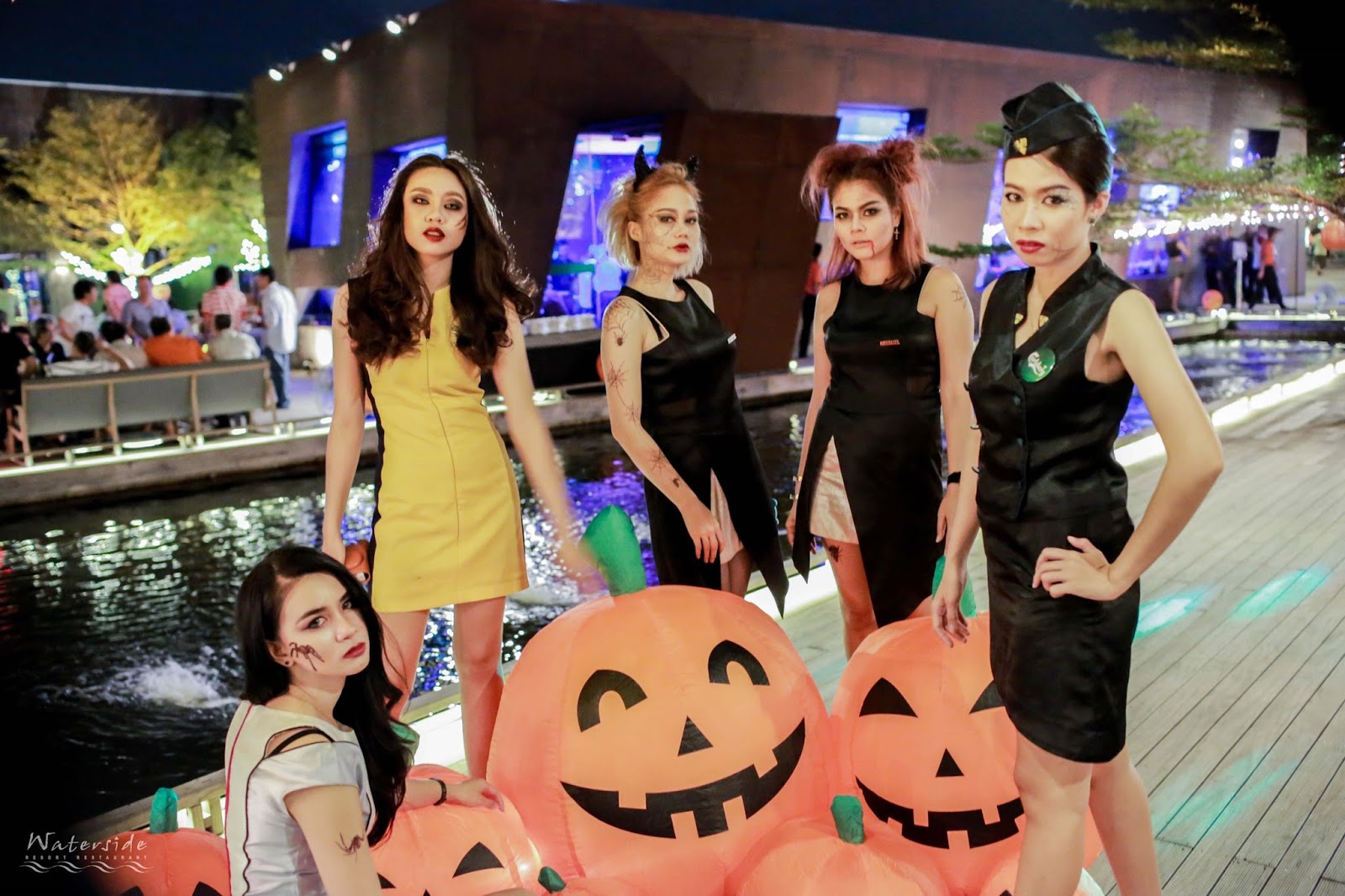 บรรยากาศ Halloween Waterside Karaoke Restaurant