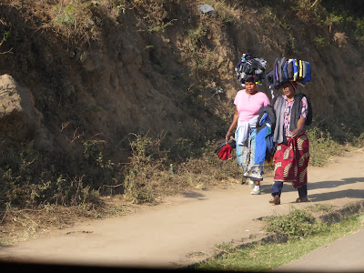 Mujeres llevando la carga en la cabeza Mujeres llevando la carga en la cabeza