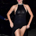 Lady Gaga akiwa ajavaa Brauzi na fasheni ya Gauni jeusi lenye bonge la jipasuo.