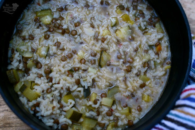 Menestra de arroz, calabacines y lentejas, receta casera y tradicional