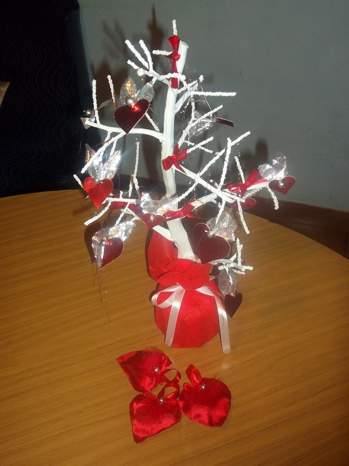 Deco, arte y juegos: CENTRO DE MESA ARBOL CON CORAZONES - PORTA