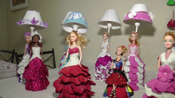 muñecas vestidas con petalos de goma eva