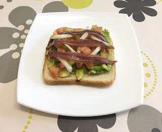 Tosta De Anchoas Con Aguacate Y Tomate
