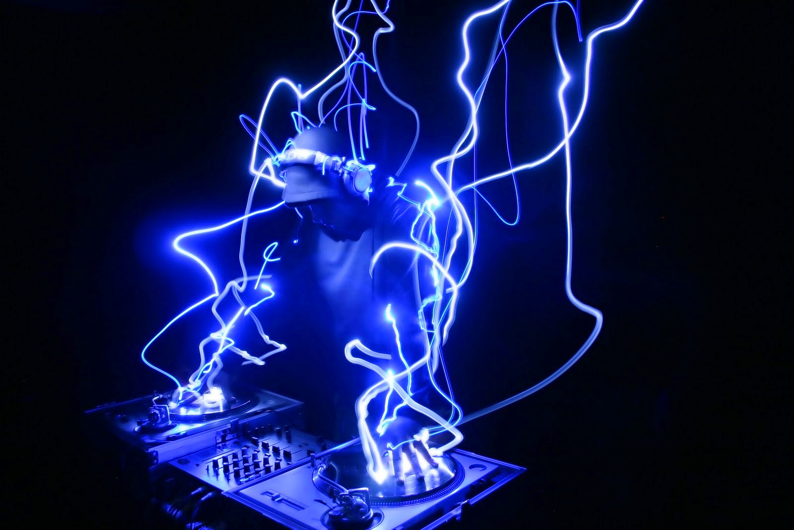 MÚSICA ELECTRÓNICA Y ARTES 3D La Música Electronica MÚSICA ELECTRÓNICA Y ARTES 3D La Música Electronica
