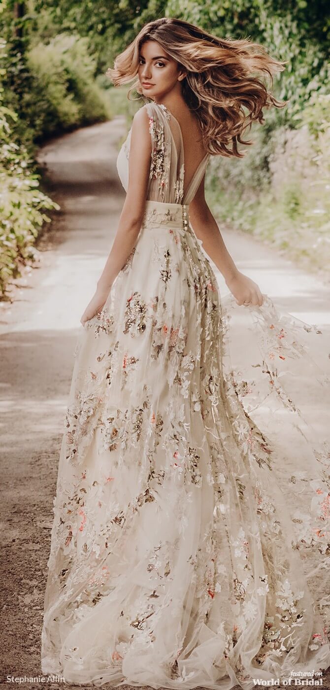 https://2.bp.blogspot.com/-ElEgJlBHRas/XHKXFfDW_dI/AAAAAAAAEkw/1Vh-GqGTaUoG4M5MSK0Pl-lfwdRdcb75ACLcBGAs/s1600/Stephanie-Allin-2019-stunning-statement-wedding-dress-with-boho-glamour-6.jpg