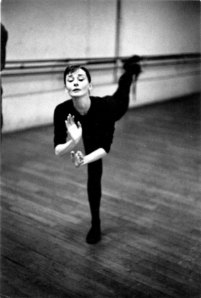Dans les coulisses de la répétition de la danse Audrey Hepburn pour «Funny Face» à Paris, 1956