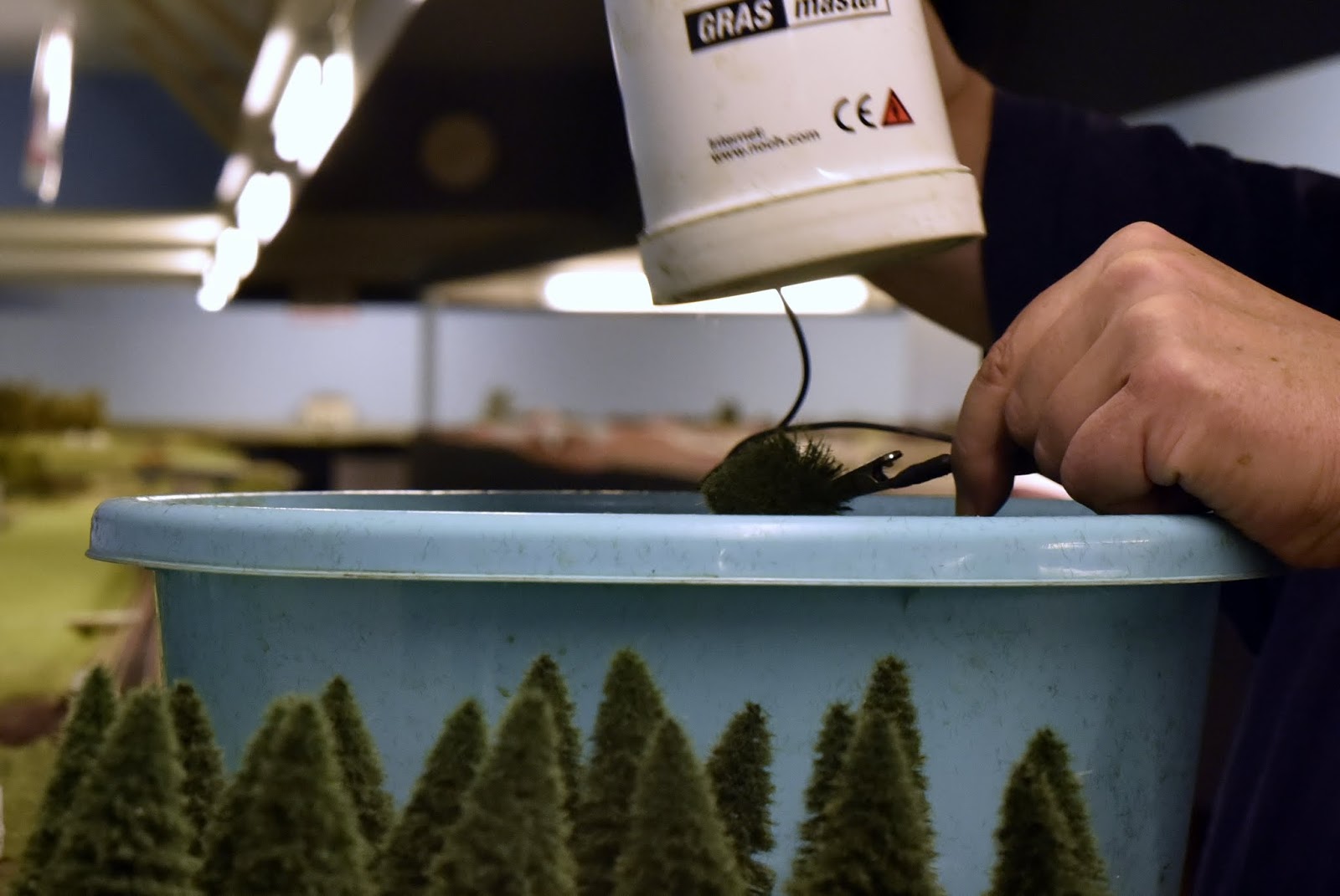 Sydvestjydsk Modeljernbaneklub. Ølgod. Grantræer og ballast.