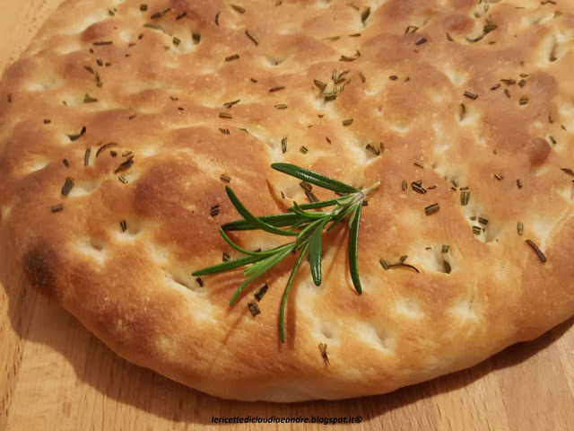 Focaccia al rosmarino https://lericettediclaudiaeandre.blogspot.com/