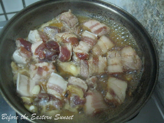 Marinated pork is simmering (pork adobo).