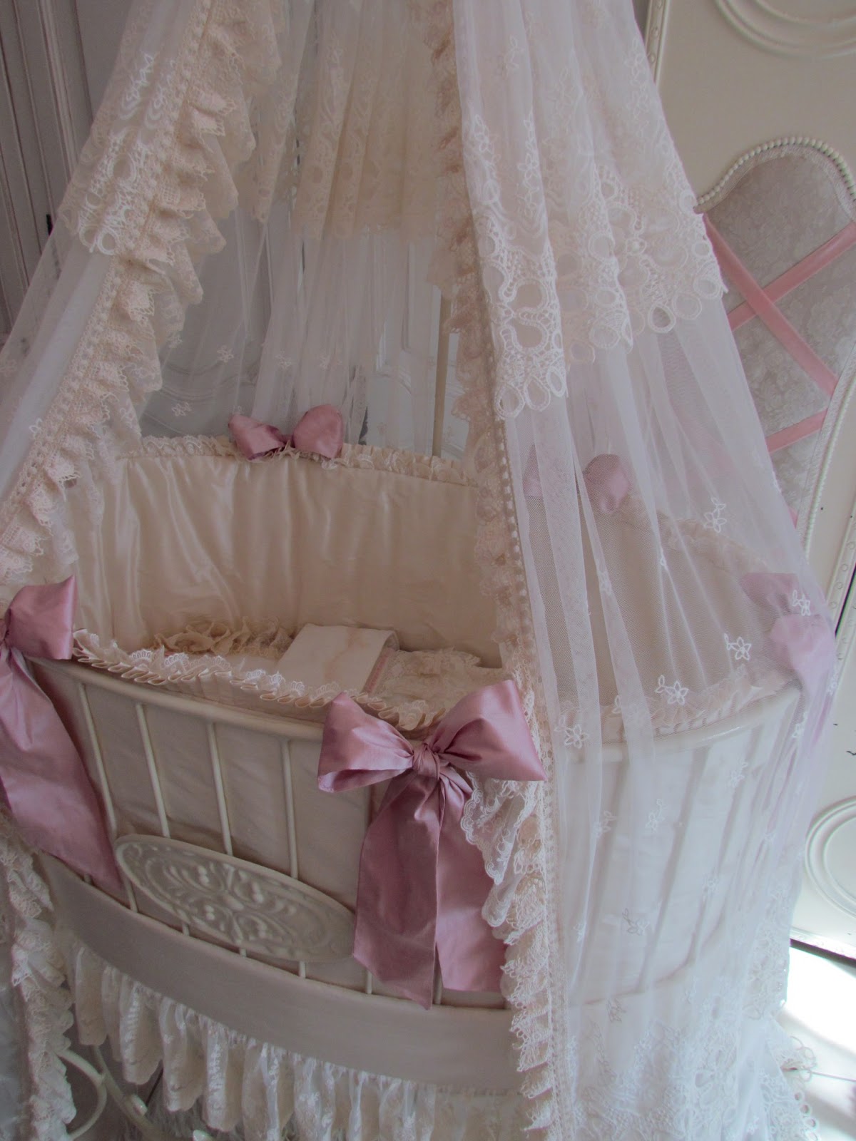 Angela Lace Sweet Wrought Iron Baby Bed