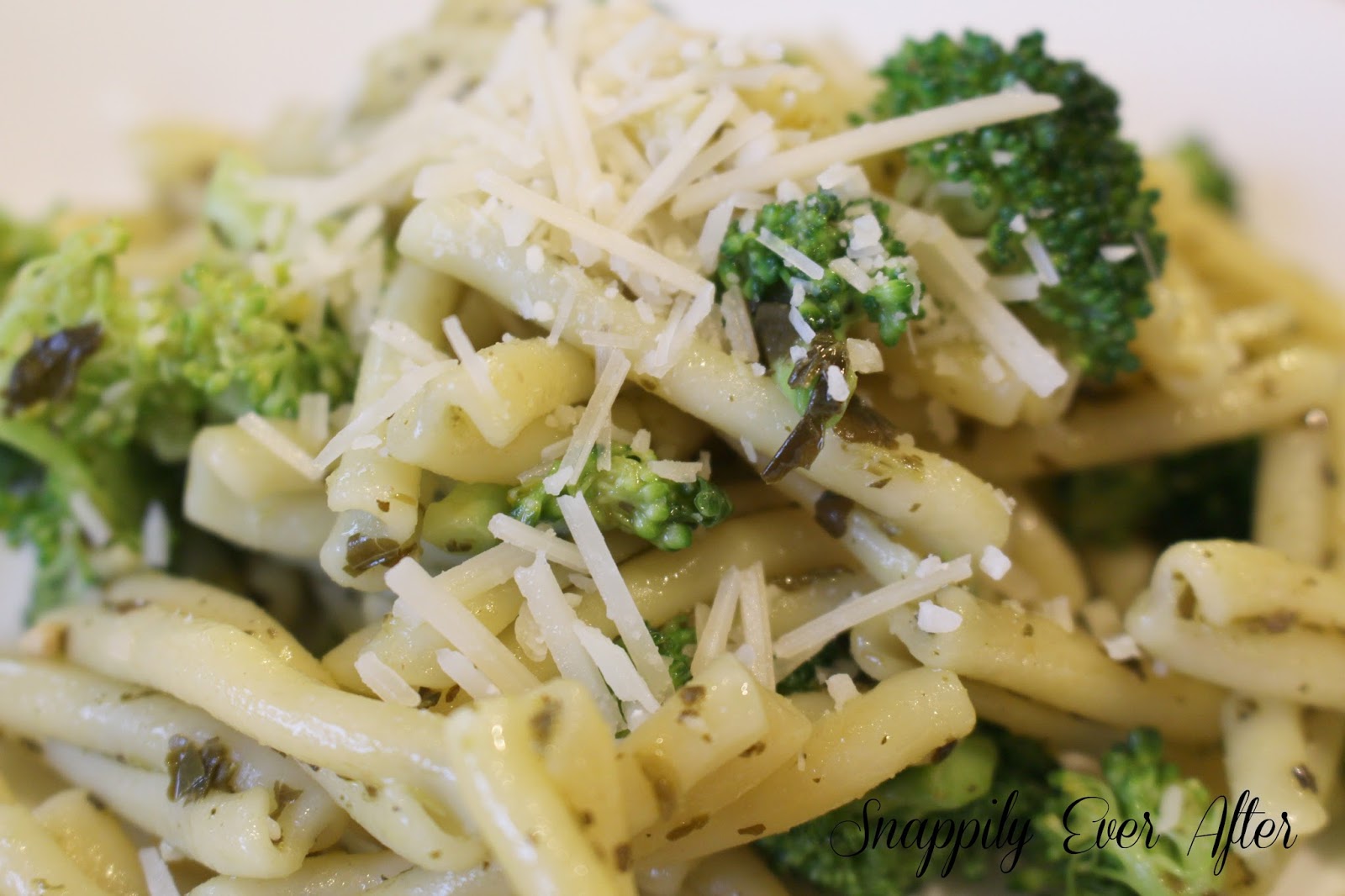 Snappily Ever After Healthy Pesto Broccoli Pasta