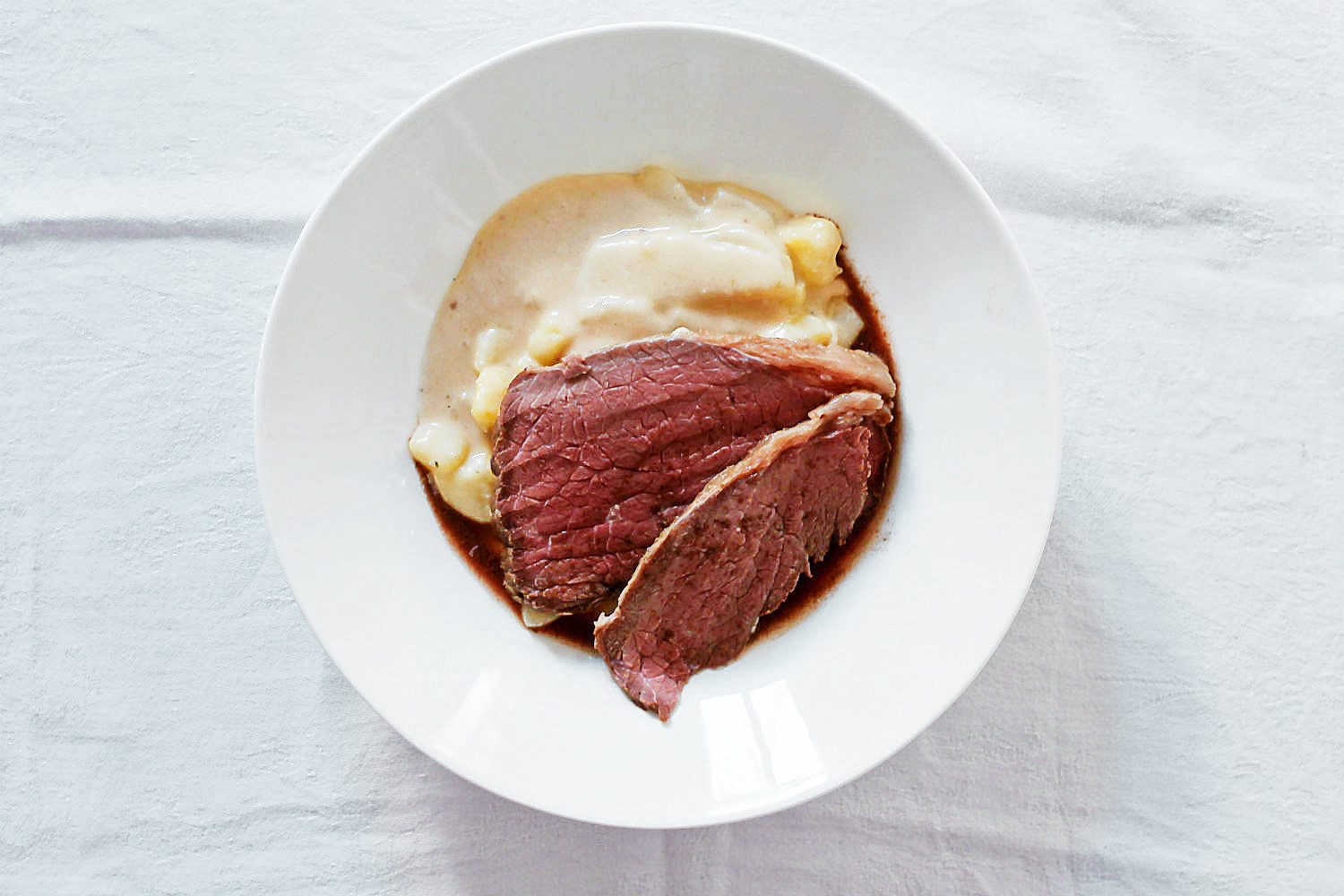 Rinder-Tafelspitz von der Färse, 11 Stunden sous vide gegart bei sanften 58 °C. Dazu passt perfekt zarter Kohlrabi in cremiger Béchamelsauce, die mit Meerrettich verfeinert wurde | Arthurs Tochter kocht. Der Blog für Food, Wine, Travel & Love #rezept #mit_meerrettich #sous_vide #backofen #suppe #kalt #kochen #rindfleisch #bechamel #wiener #soße #schmoren #soße #thermomix #lasagne Rinder-Tafelspitz von der Färse, 11 Stunden sous vide gegart bei sanften 58 °C. Dazu passt perfekt zarter Kohlrabi in cremiger Béchamelsauce, die mit Meerrettich verfeinert wurde | Arthurs Tochter kocht. Der Blog für Food, Wine, Travel & Love #rezept #mit_meerrettich #sous_vide #backofen #suppe #kalt #kochen #rindfleisch #bechamel #wiener #soße #schmoren #soße #thermomix #lasagne