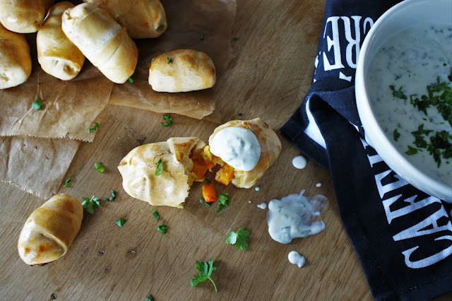 Kürbistaschen mit Kräuterjoghurt Dip