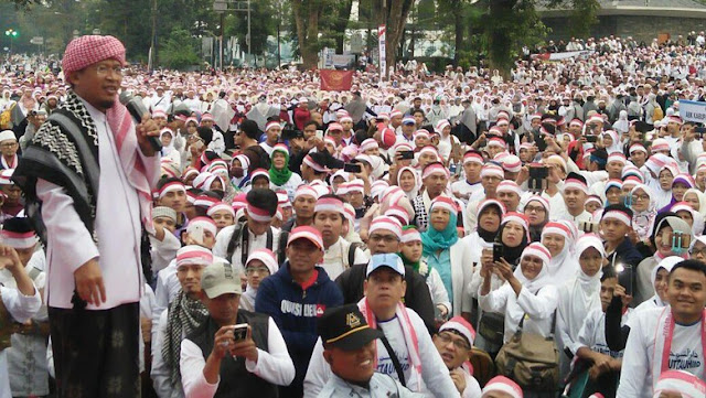 Aa Gym Menutup Aksi 1212 dengan Doa Sampai Berkaca-Kaca Aa Gym Menutup Aksi 1212 dengan Doa Sampai Berkaca-Kaca