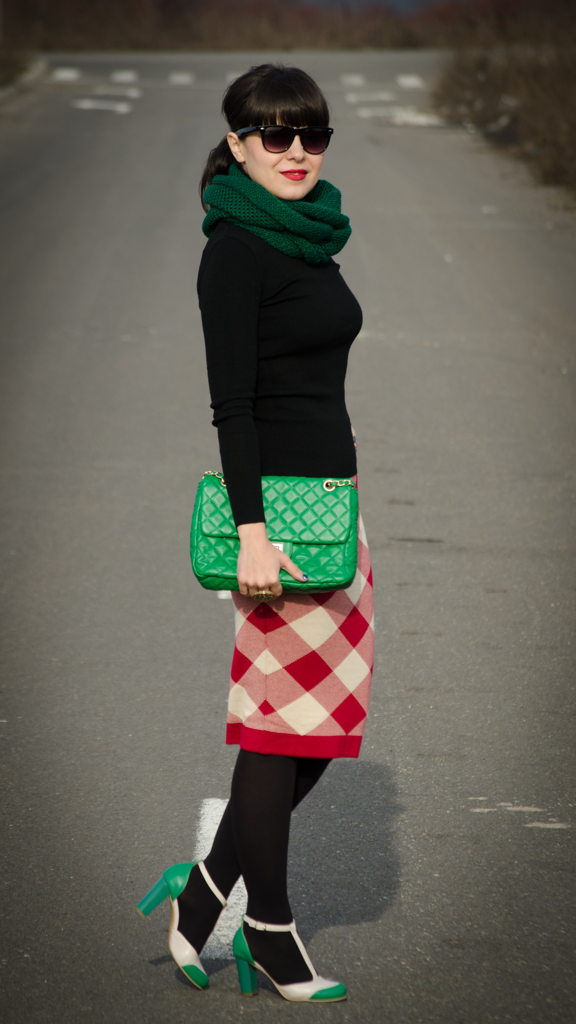 red checkered pencil skirt checkers black turtleneck green scarf bag handbag nude & green high heels tina R koton Christmas look outfit