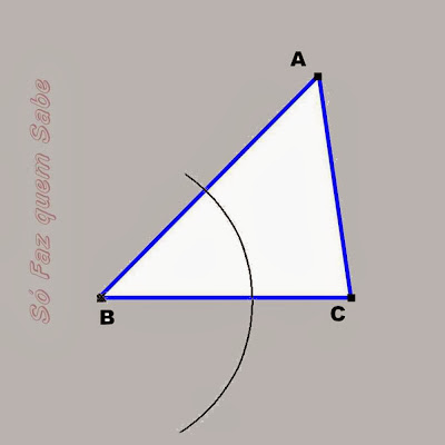 Traçando um arco para definir a mediatriz do segmento BC