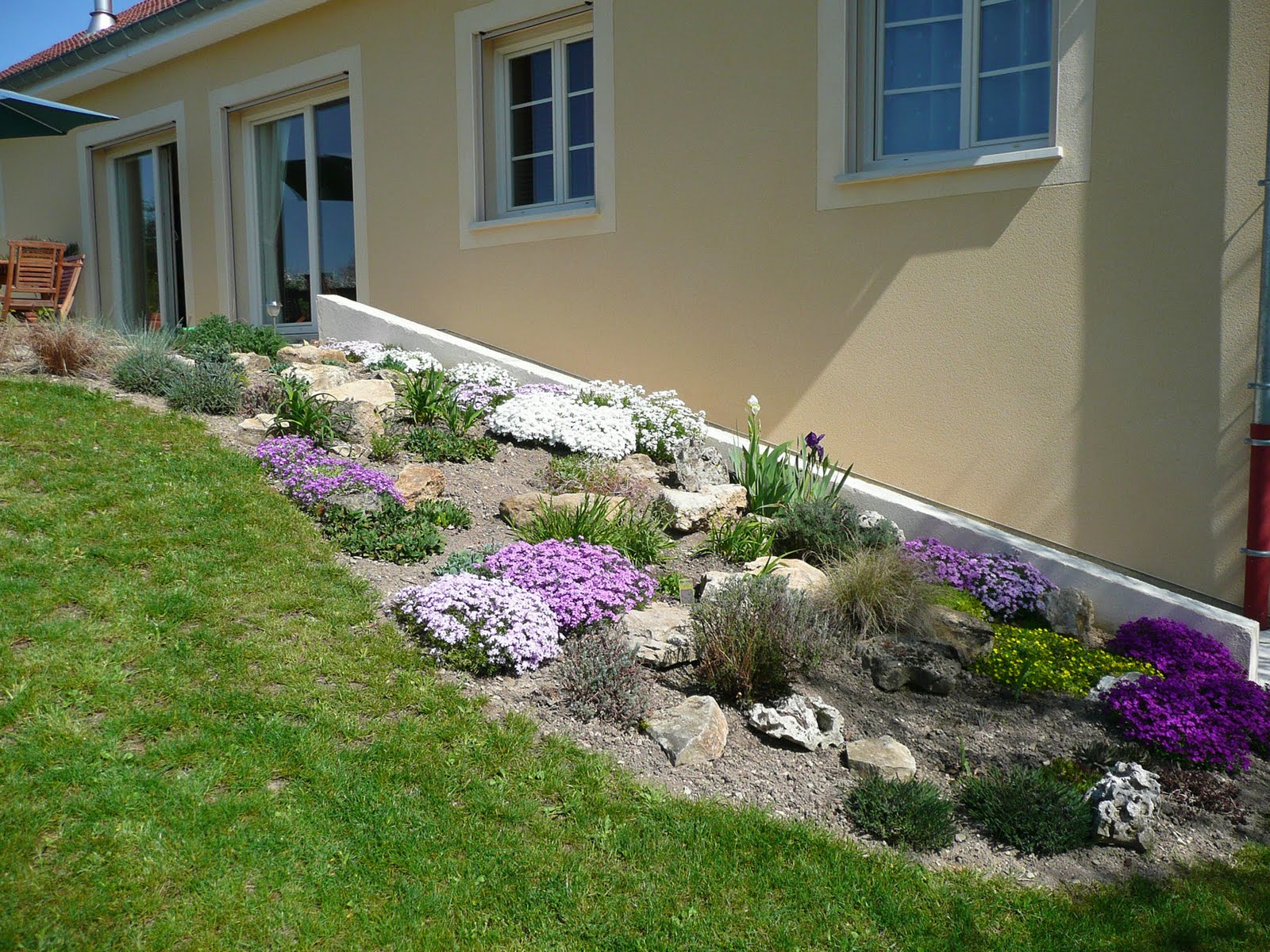 Notre jardin secret. La rocaille aux couleurs du printemps..
