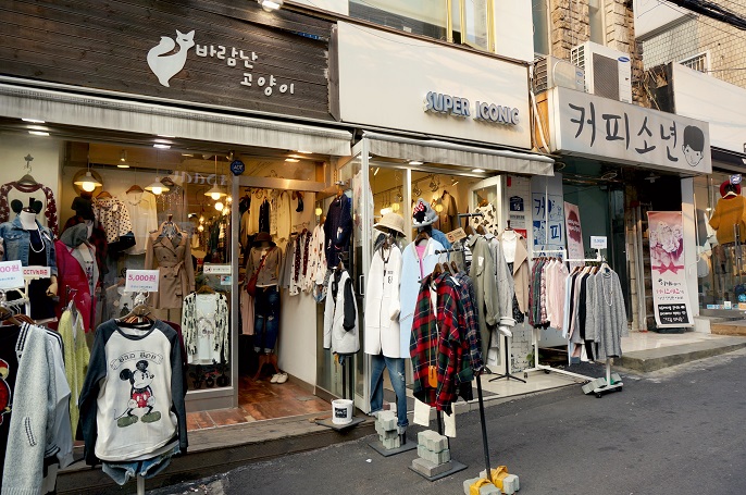 My favourite shop is. Сеул шоппинг женская одежда. Корейский магазин одежды в Сеуле. Favorite shop. My favourite shop.