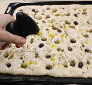 focaccia con capperi, rosmarino e olive