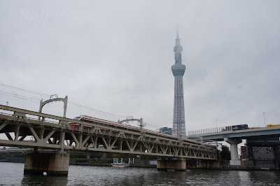 隅田川橋梁を渡る東武200系りょうもう