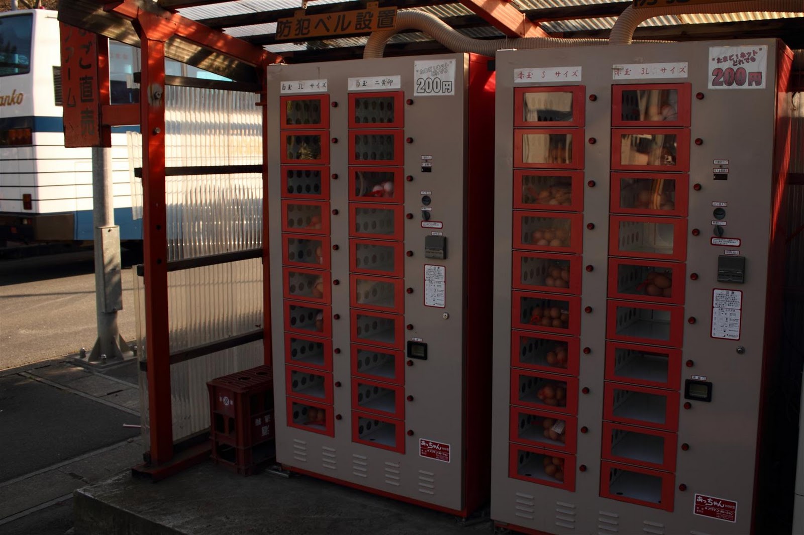 Traveler's notes Egg vending machine/Автомат по продаже яиц