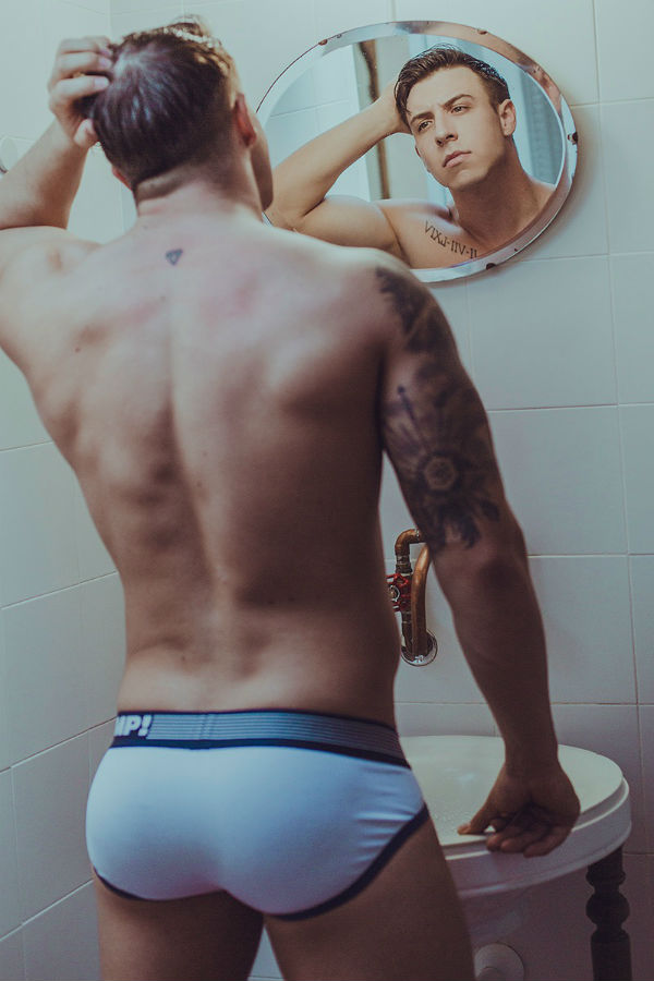 Sergio Jaro Gets Naked