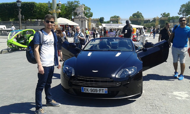 Harun İstenci Fransa Paris'te Şanzelize Caddesinde Aston Martin'nin spor arabasını test ediyor... 