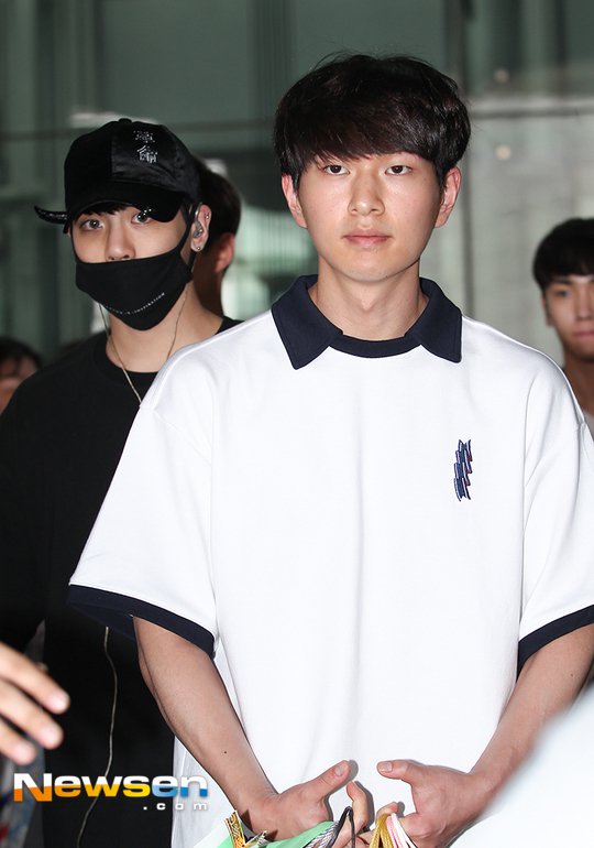 Onew looks simple but youthful at the airport