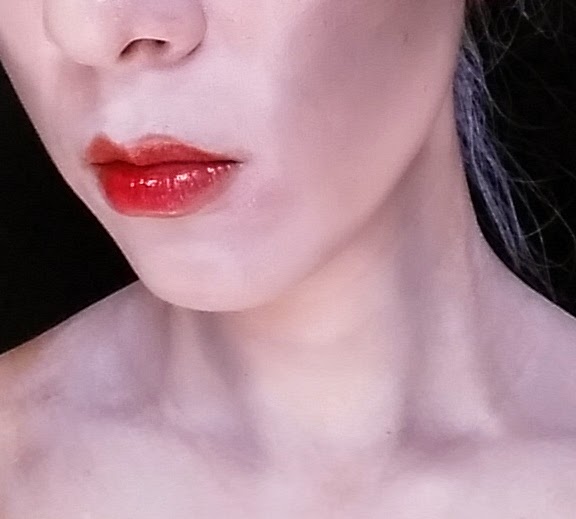 Glam zombie makeup 4 - lipstick, neck contouring