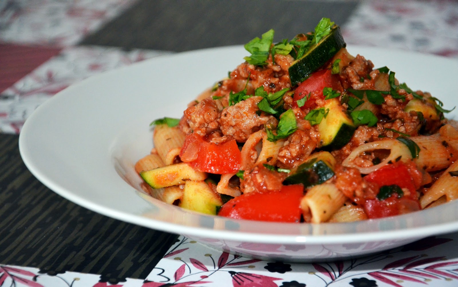 Ratunku... obiad! Makaron z cukinią, papryką oraz mielonym mięsem