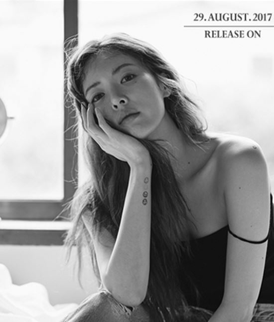 [Interview] The reason why Hyuna took her album jacket photo without makeup