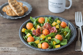 http://www.directoalpaladar.com/recetas-de-ensaladas/ensalada-de-papaya-mango-y-jamon-tostado-receta