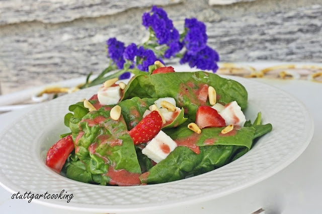stuttgartcooking: Spinat-Salat mit Mozzarella, Erdbeeren und ...