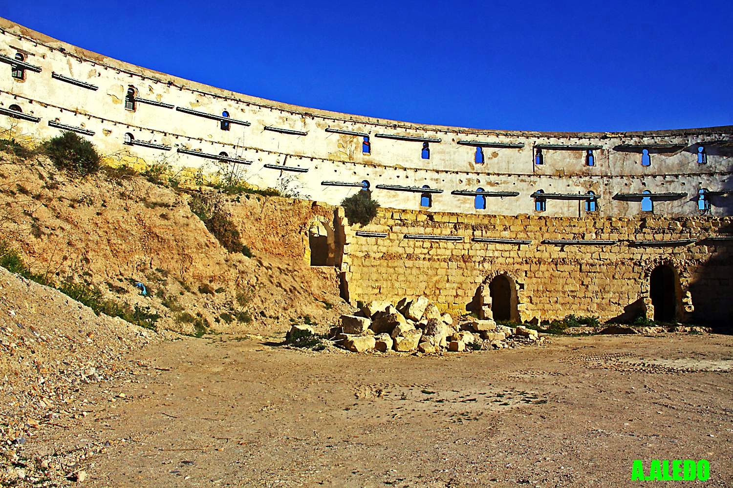 LA PLAZA DE TOROS ORTEGA CANO Y ANTIGUO ANFITEATRO ROMANO DE CARTAGENA.