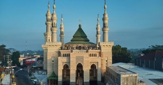 Suciati Saliman, Masjid Megah Dibangun dari Usaha Bermodal 5 Ekor Ayam