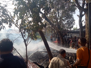 Petugas sedang memadamkan api. Petugas sedang memadamkan api.