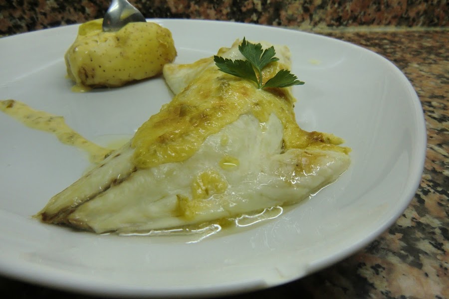 pescado blanco con salsa holandesa