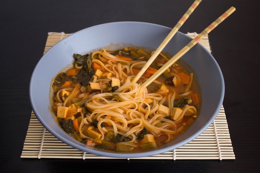 Fideos de arroz con verduras y tofu ahumado