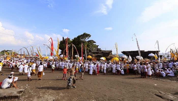 Sucikan Benda Sakral, Ribuan Umat Ritual Melasti di Pantai