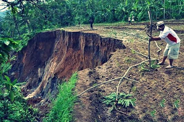 penyebab terjadinya tanah  longsor  di indonesia dan cara 
