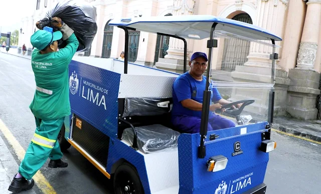 Vehículos eléctricos recogen basura en Lima