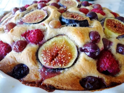 ...a quiet life...: fig, grapes and raspberry cake
