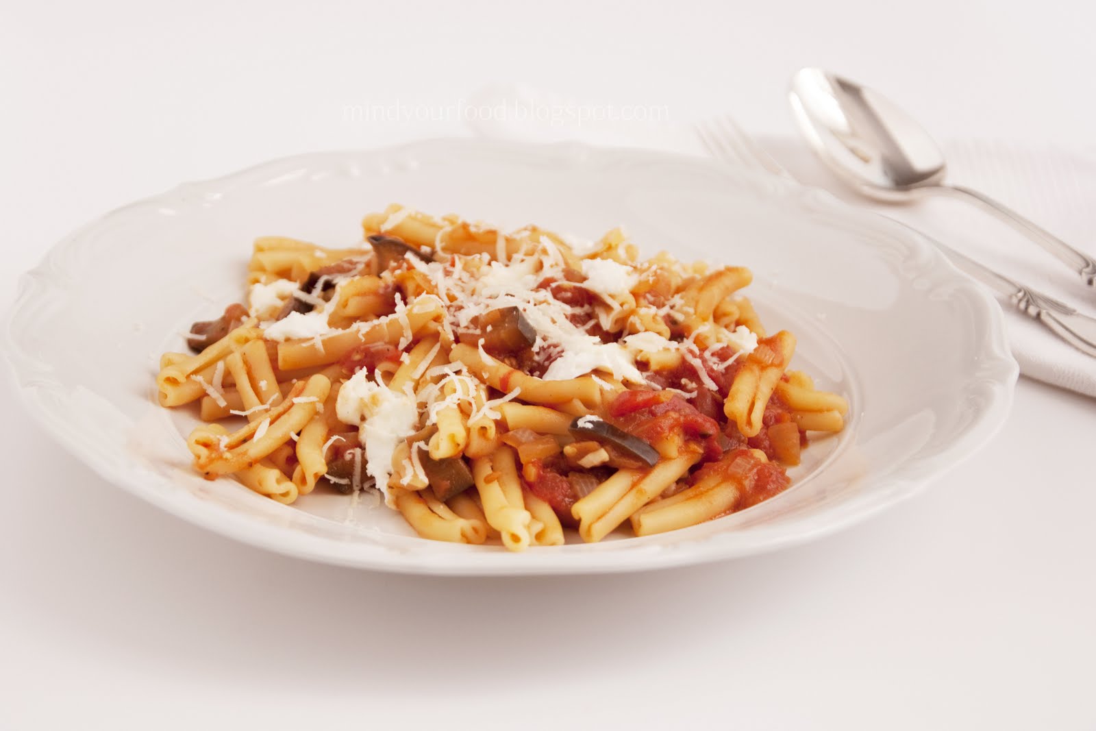 mind your food Pâtes aux tomates, aubergines et mozzarella