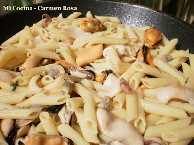 Macarrones jibia, almejas mejillones salsa cebolla vino blanco