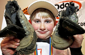 Scarpe da ginnastica più puzzolenti, ragazzo vince il primo premio e 2500 dollari