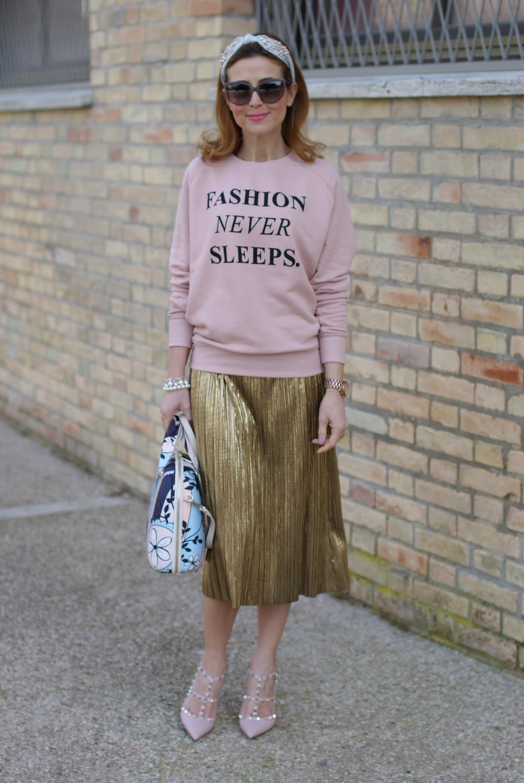 Salce 197 Movida Pattern bag, pink Valentino Rockstud heels and Zara gold pleated skirt on Fashion and Cookies fashion blog, fashion blogger style